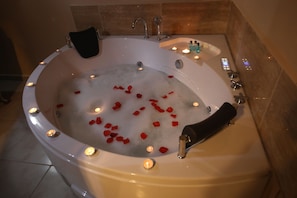 Suite Majestueuse, 1 grand lit, bain à remous, vue cour intérieure