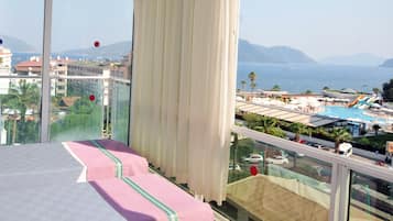 Caja de seguridad en la habitación y ropa de cama