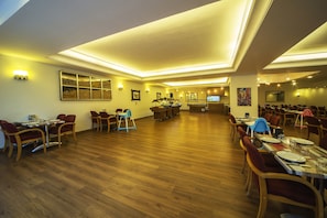 S'hi serveixen esmorzars, dinars, sopars i plats de cuina internacional