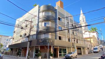 Vista frontal de la propiedad por la tarde o noche