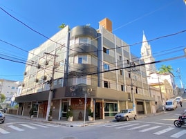 Fachada da propriedade à noite