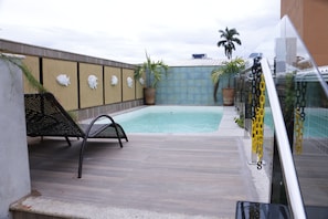 Piscina externa, funciona das 10h às 17h, espreguiçadeiras