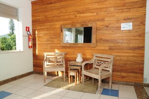 Área de estar no saguão