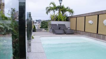 Alberca al aire libre, acceso de 10:00 a 17:00, y camastros