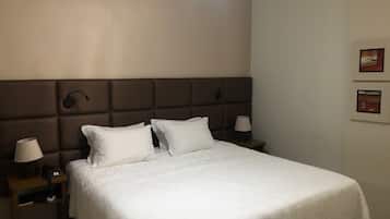 Luxury Room | Frigobar, cofres nos quartos, escrivaninha, cortinas blackout