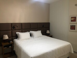 Minibar, caja de seguridad en la habitación y escritorio 