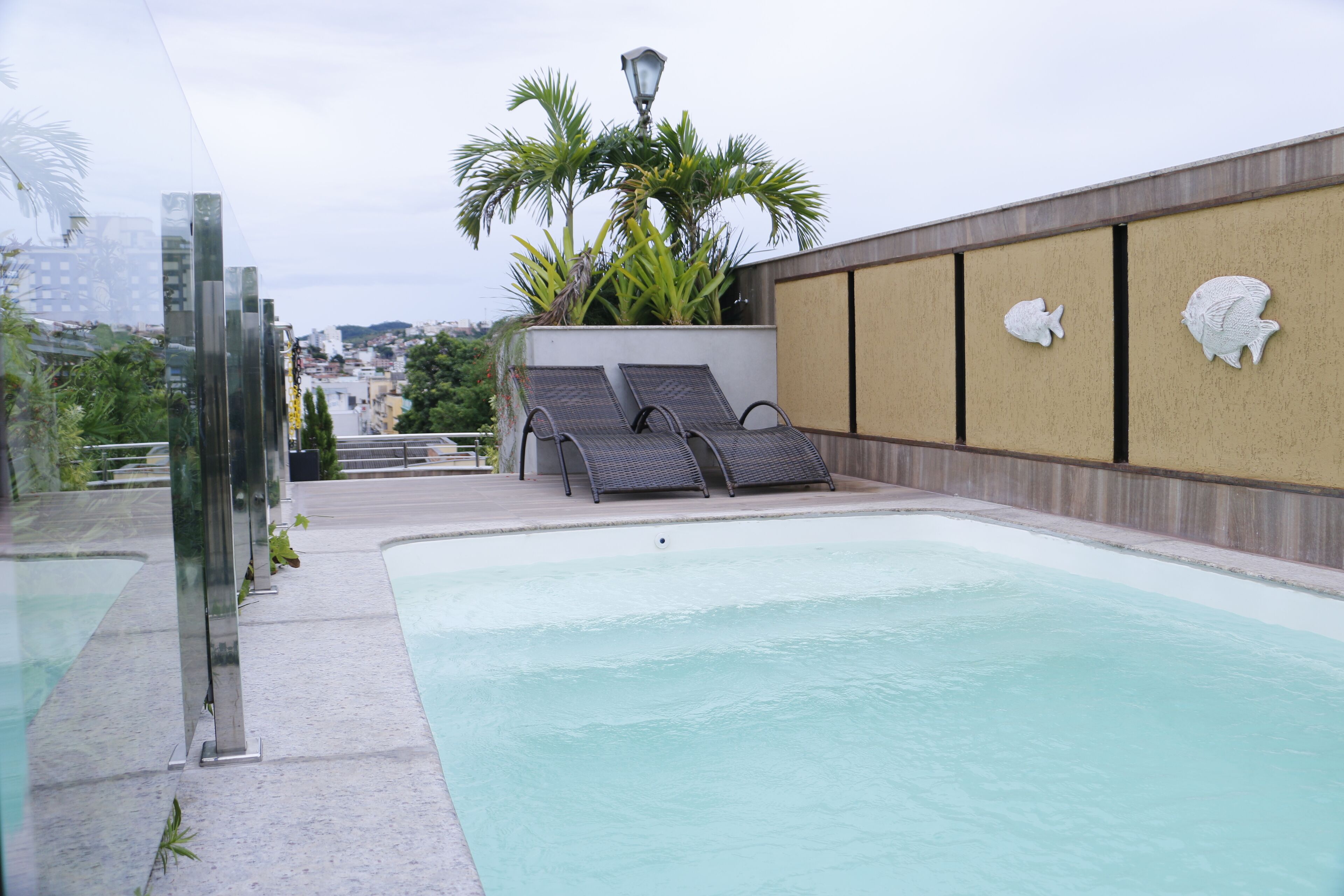 Piscina externa, funciona das 10h às 17h, espreguiçadeiras