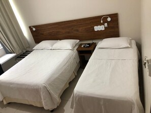 Superior Room | Minibar, caja fuerte, escritorio y cortinas opacas