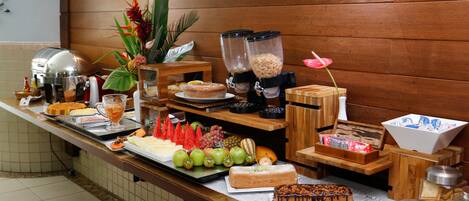 Café da manhã com buffet grátis todos os dias