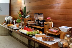 Café da manhã com buffet grátis todos os dias