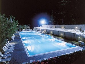 Seasonal outdoor pool, pool umbrellas, sun loungers - Hotel del Camerlengo (Fara San Martino)