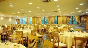 점심 식사 및 저녁 식사 제공