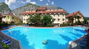 Außenpool (je nach Saison geöffnet), Sonnenschirme, Liegestühle