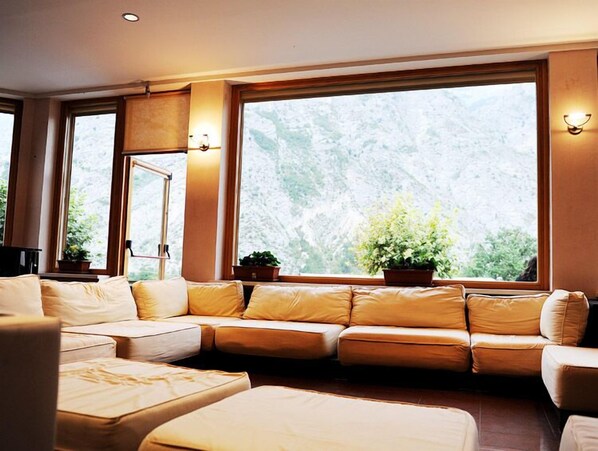 Lobby sitting area - Hotel del Camerlengo (Fara San Martino)