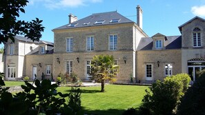 Front of property - Victoria Arromanches B&B (Tracy-sur-Mer)