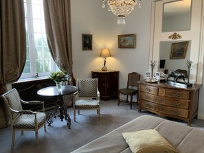 Phòng đôi Deluxe (Louis XV) | 1 phòng ngủ, bộ đồ giường cao cấp, két bảo mật tại phòng 