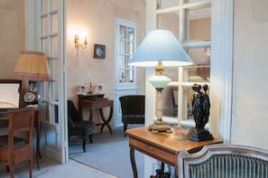 Interior detail - Victoria Arromanches B&B (Tracy-sur-Mer)