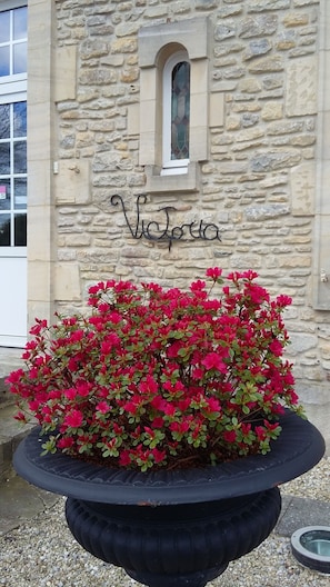 Exterior detail - Victoria Arromanches B&B (Tracy-sur-Mer)