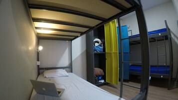 Cortinas blackout, tabla de planchar con plancha y wifi gratis