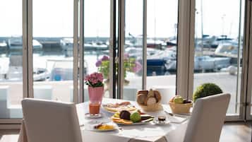 Free daily continental breakfast