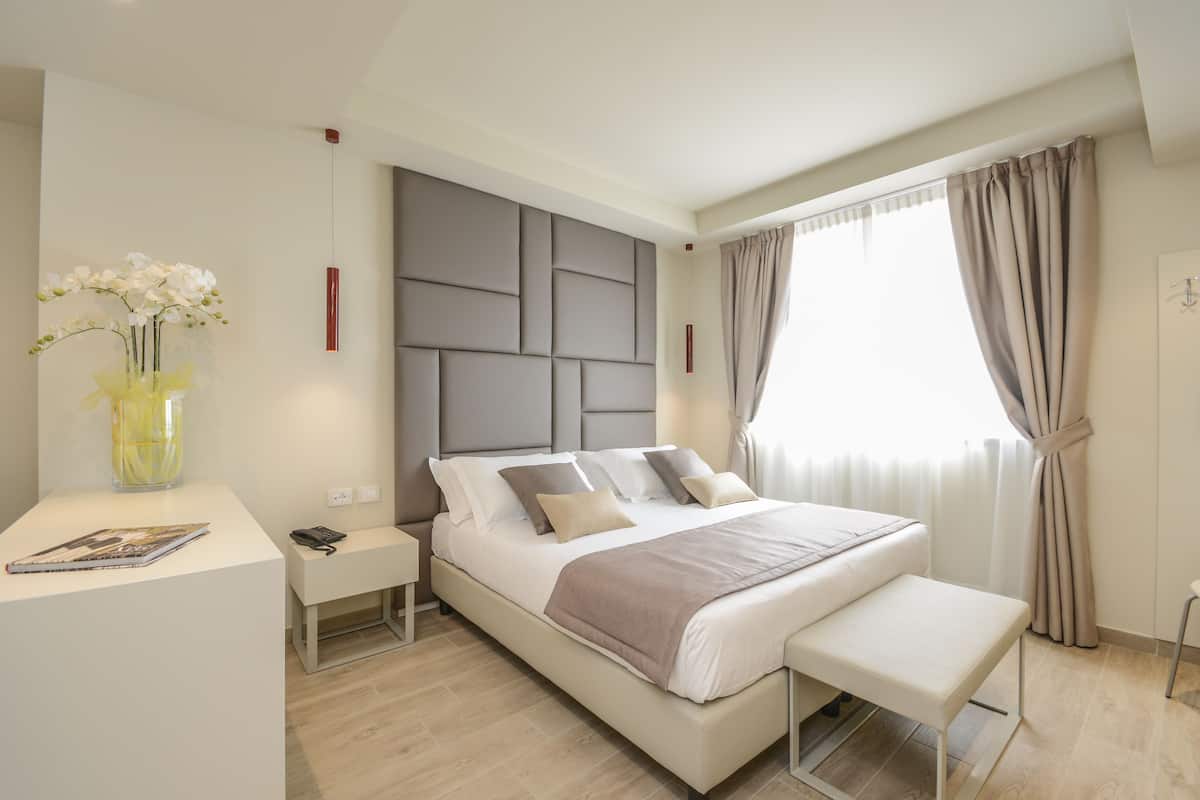 Superior Suite, Lake View | Gebar bulu kapas, bar mini, peti besi dalam bilik, meja