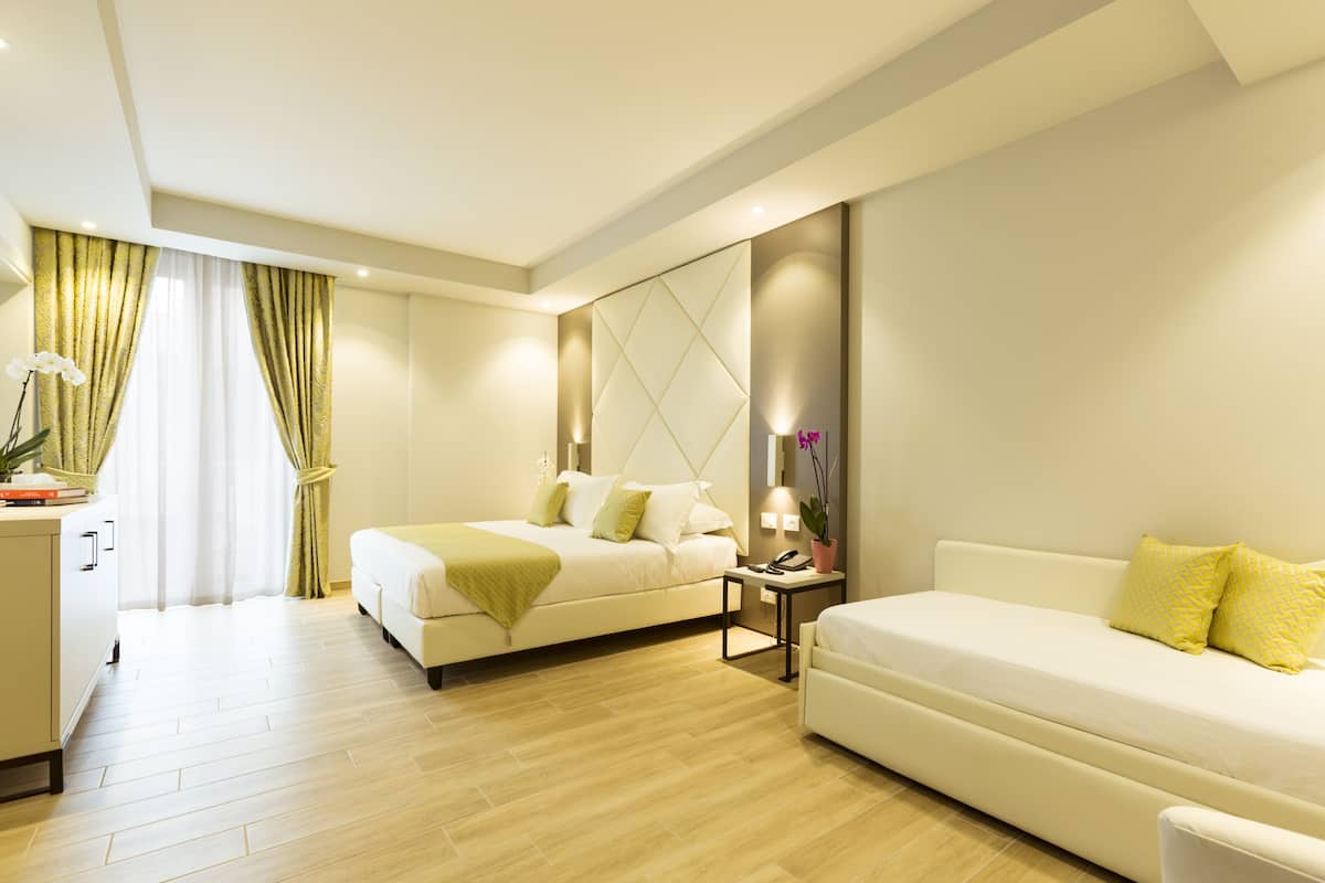 Standard Triple Room, 1 Bedroom | Gebar bulu kapas, bar mini, peti besi dalam bilik, meja