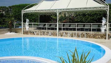 Außenpool (je nach Saison geöffnet), Liegestühle