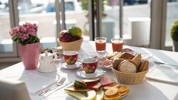 Free daily continental breakfast