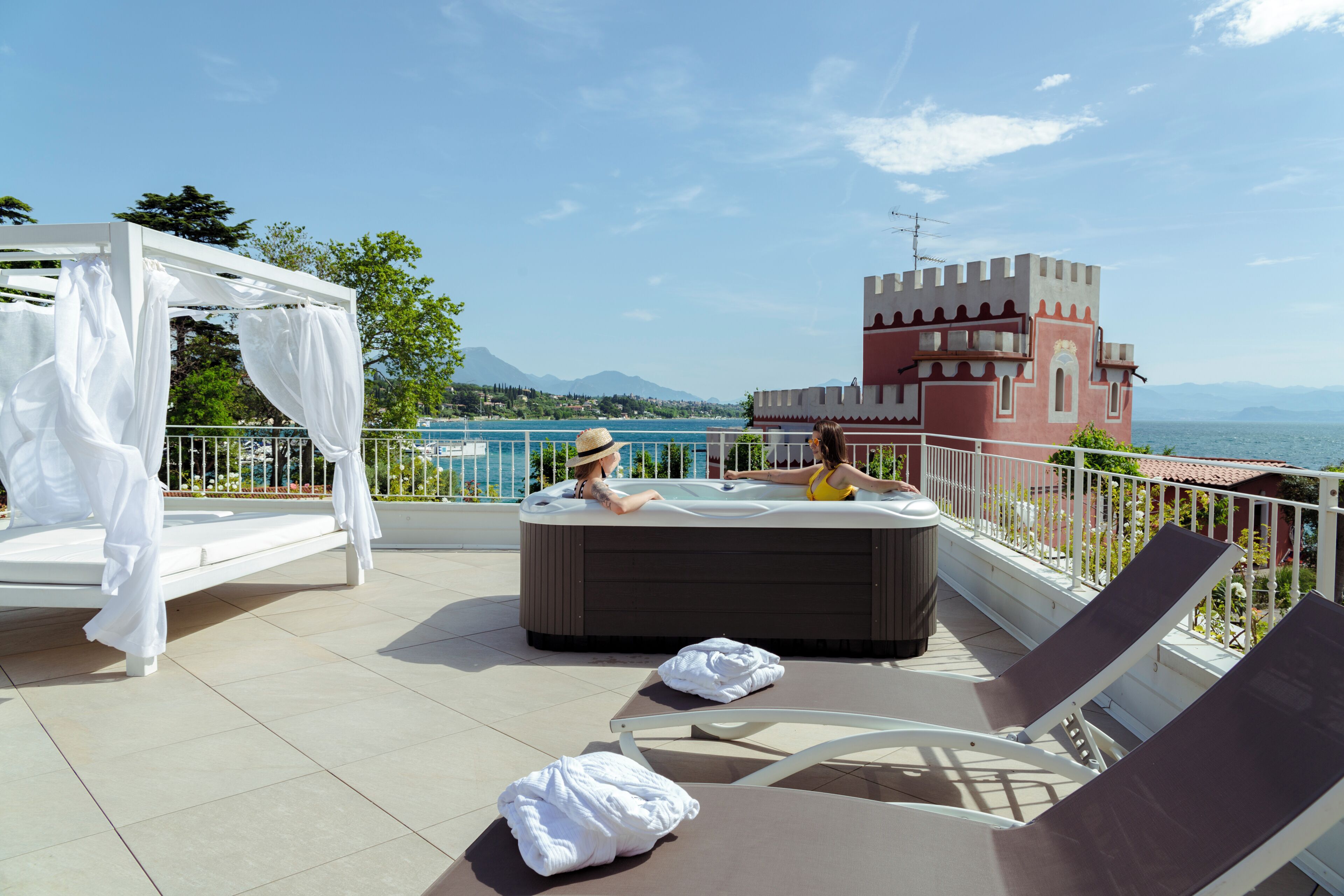 Suite panoramique, 1 grand lit, vue sur le lac, dans la tour | Couette en duvet, minibar, coffre-fort, bureau