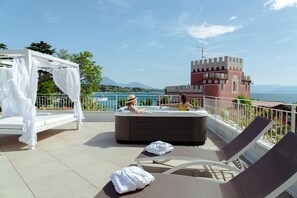 Phòng Suite có tầm nhìn toàn cảnh, 1 giường cỡ queen, quang cảnh hồ, cao tầng | Minibar, két bảo mật tại phòng, màn/rèm cản sáng, phòng cách âm 