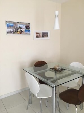 Traditional-Apartment, 2 Schlafzimmer | Essbereich im Zimmer
