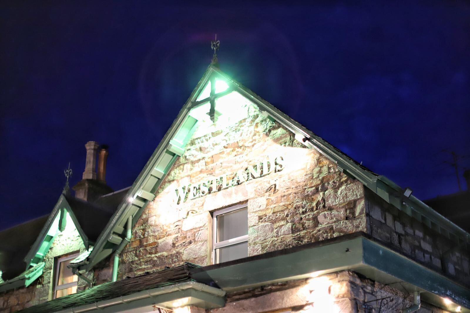 Un edificio con fachada de piedra y un letrero que dice 'WESTLANDS'.