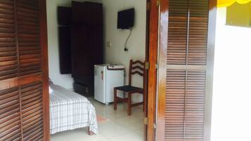 Escritorio y ropa de cama