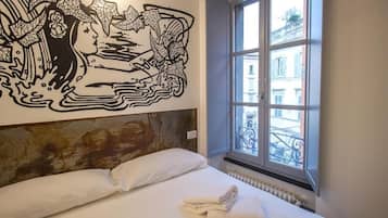 Een bureau, gratis babybedden, gratis wifi