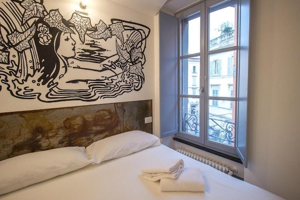 Een bureau, gratis babybedden, gratis wifi