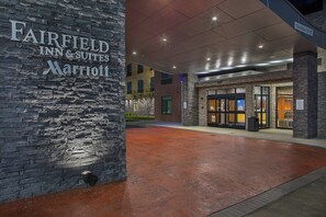 Eingang eines Marriott Fairfield Inn & Suites mit Stein-Fassade und feuchtem Boden.