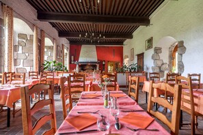S'hi serveixen dinars, sopars i plats de cuina local