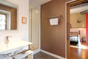 Kostenlose Toilettenartikel, Haartrockner, Handtücher