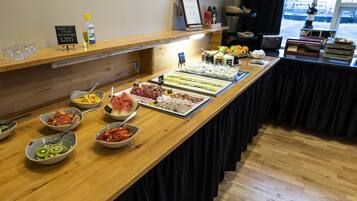 Sarapan prasmanan setiap hari (ISK 3000 per orang)