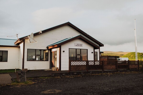 Vista frontal de la propiedad