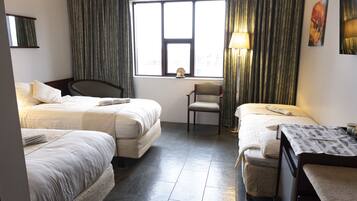 Kamar Triple | Meja kerja, ruang kerja ramah laptop, dan tirai kedap cahaya