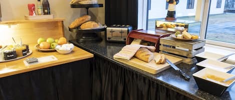 Frukostbuffé varje dag (ISK 3000 per person)
