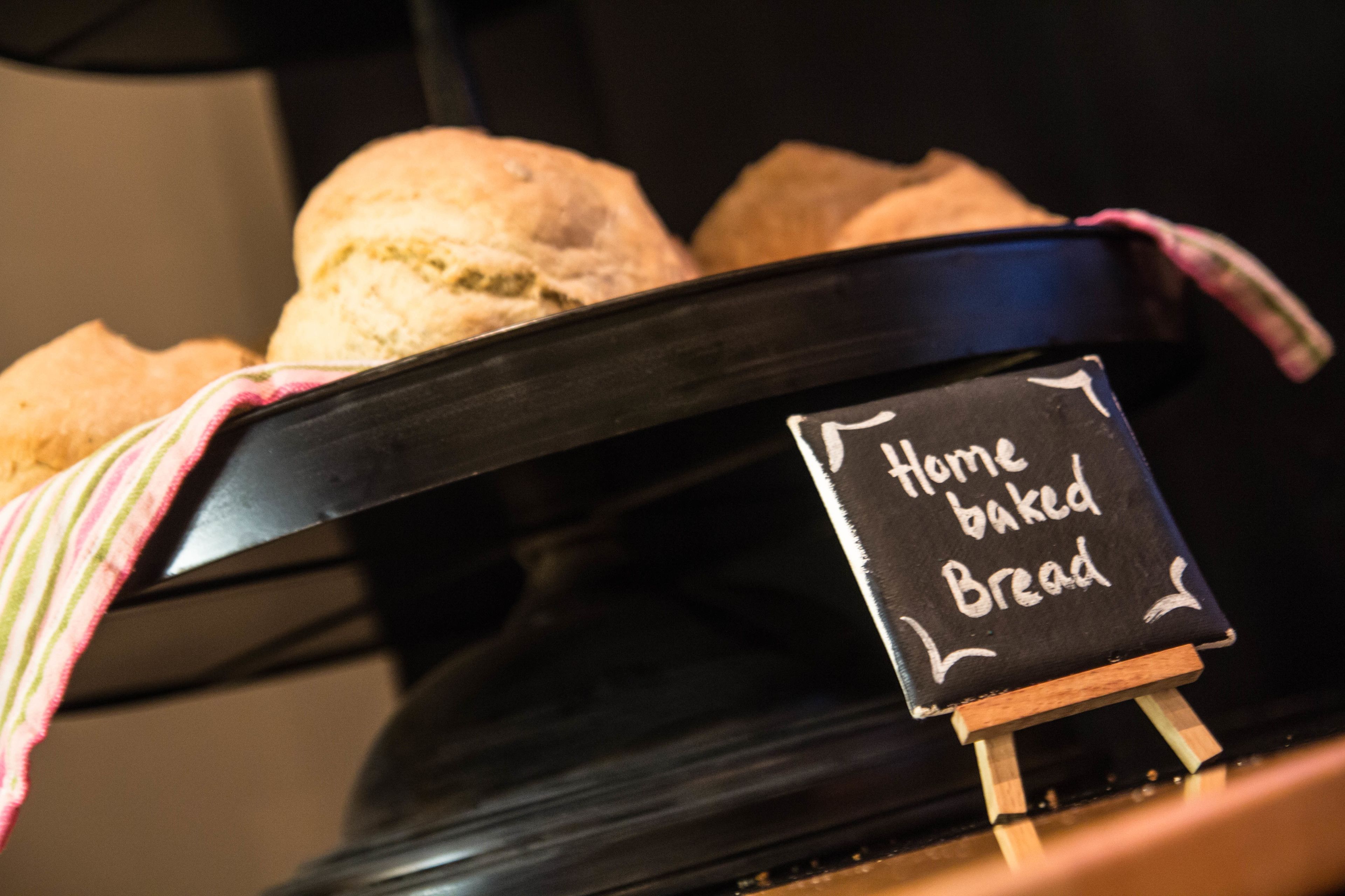 Ein Ausstellungsstück mit selbstgebackenem Brot und einem Kreidetafel-Schild.