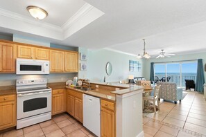 Condo conforto, 2 quartos, sacada, de frente para o oceano | Cozinha privada | Geladeira, micro-ondas, fogão, cooktop