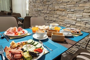 A breakfast buffet with various food items, coffee, and juice. - Hotel Manù (Rimini)