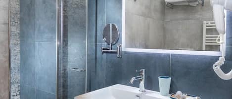 Salle de bain | Douche, articles de toilette gratuits, sèche-cheveux, bidet