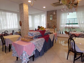 Free daily buffet breakfast - Hotel Manù (Rimini)