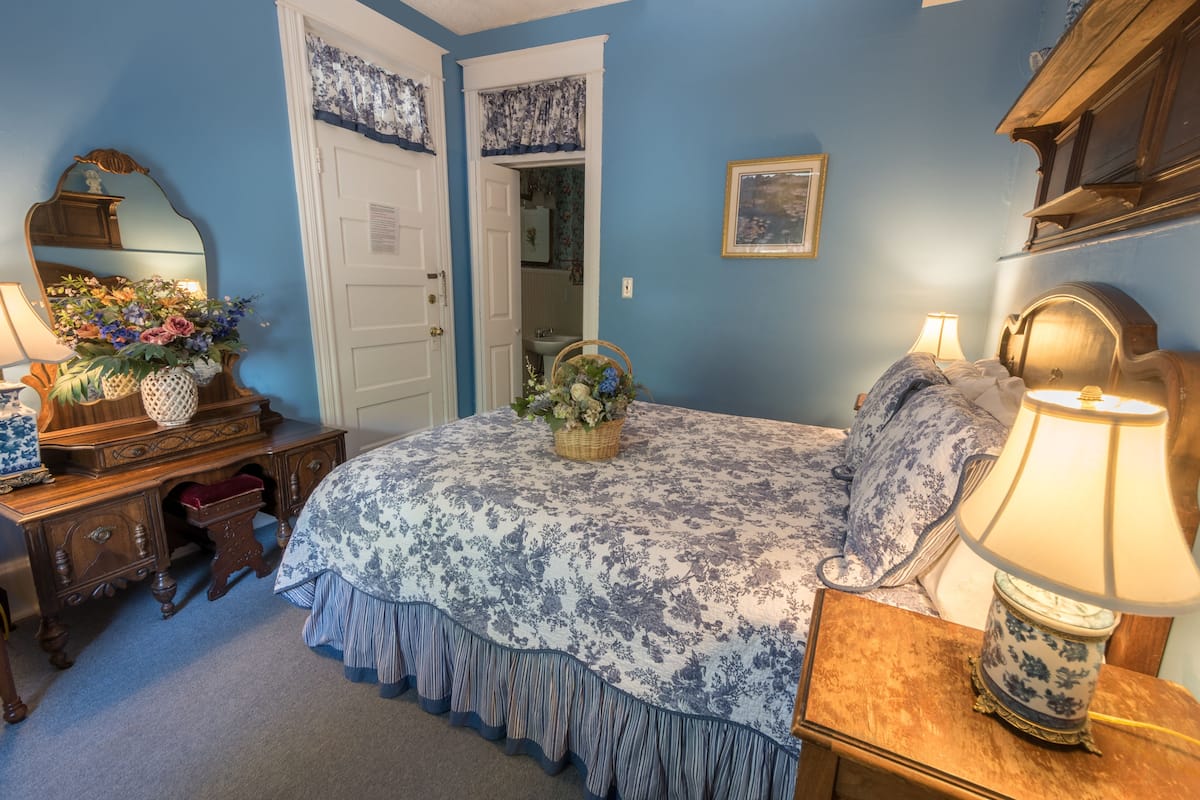 Double Room, Private Bathroom | Iron/ironing board, individually decorated, bed sheets