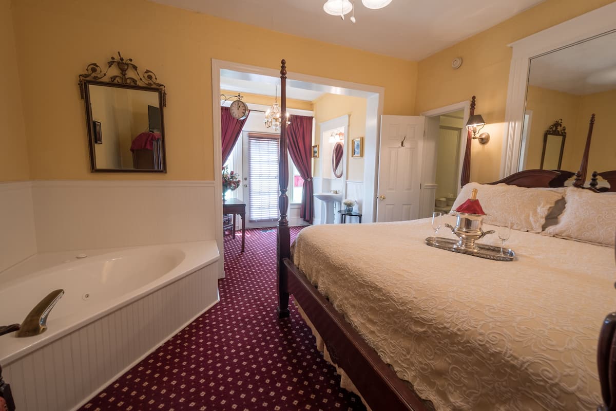 Double Room, 1 King Bed, Jetted Tub | Iron/ironing board, individually decorated, bed sheets