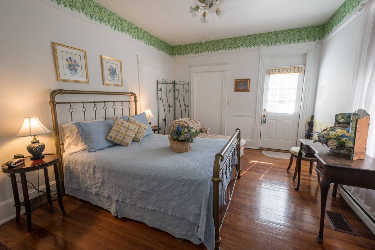 Double Room, 2 Double Beds | Iron/ironing board, individually decorated, bed sheets